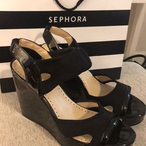 Black wedges